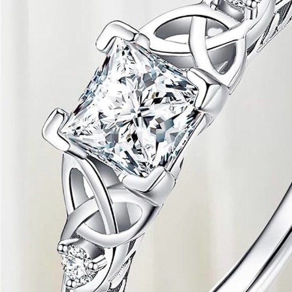 The Unbranded Brand Jewelry - Elegant Silver Women's Ring with Crystal Design